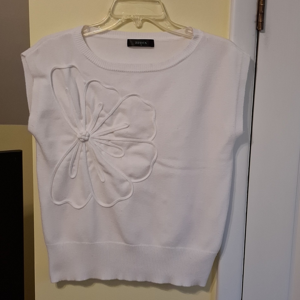 Zesica sz S (runs big) pure white cap sleeve sweater. Floral tone on tone flower
